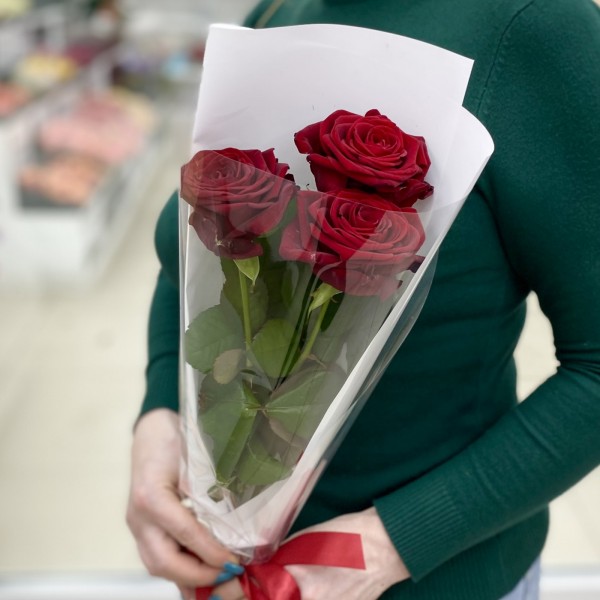 3 высокие красные розы